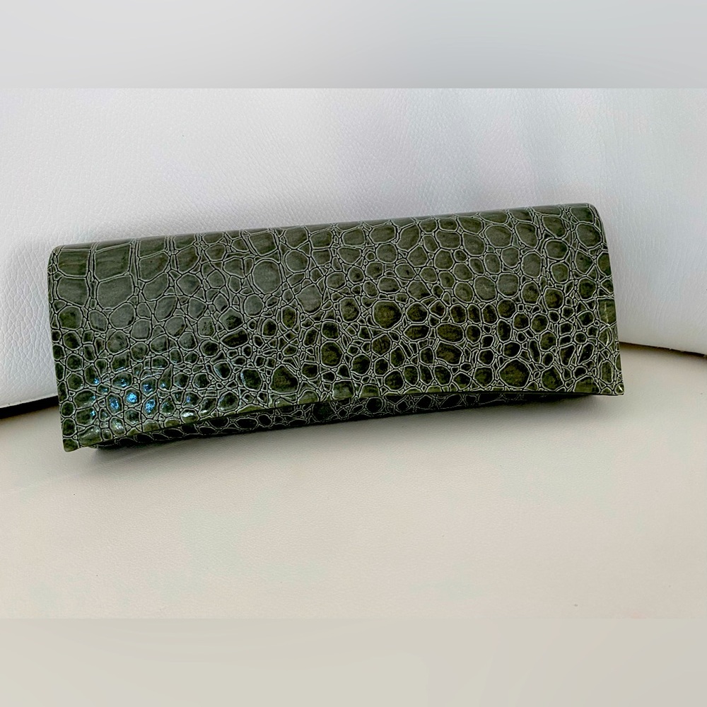 Clutch bag  green….. Almost new